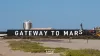 Легендарную вывеску Gateway to Mars установили на космодроме Starbase