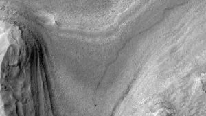 Curiosity в движении: орбитальный снимок NASA впервые запечатлел марсоход на маршруте