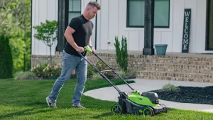 Greenworks представила аккумуляторную газонокосилку GD24X2LM411 с мощностью 48 В и травосборником на 60 литров