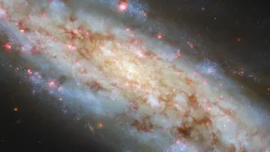 Hubble запечатлел галактику-балерину: рождение звёзд в спиральном танце