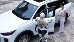 Робот-продавец Mornine научился открывать двери автомобилей без помощи людей