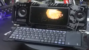 Моддер создал уникальный кибердек на базе смартфона