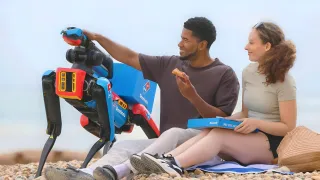 Робот-курьер Domidog: пицца под охраной Boston Dynamics