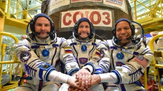 На Байконуре провели первую «примерку» корабля «Союз МС-28»