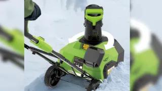 Greenworks представила аккумуляторный снегоуборщик GD40ST40 для зимней уборки