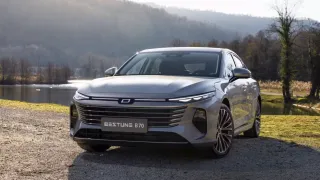 В Китае водитель Bestune B70 пять часов не мог остановить свой автомобиль