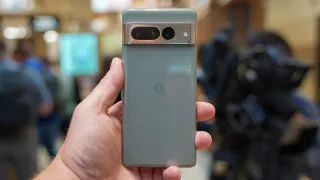 Владельцы Pixel 7 и 7 Pro столкнулись с массовым вздутием аккумуляторов