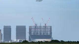 Гигантский Gigabay, где будут собирать тысячу Starship в год, уже накрывают крышей