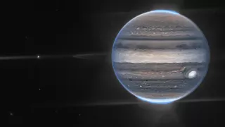 Огненное шоу Юпитера: телескоп JWST заснял невероятные полярные сияния