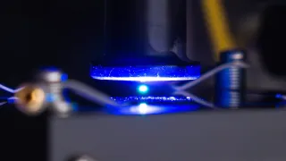 Физики научились «расклеивать» левитирующие частицы, преодолев фундаментальное ограничение