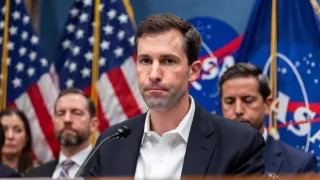 Выбор главы NASA превращается в экзамен на готовность к новой лунной гонке