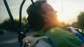 Пациент Neuralink с БАС научился управлять камерой силой мысли