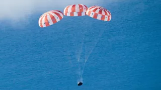 NASA Orion успешно возвращается на Землю завершив историческую миссию на Луну