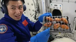 Китайские тайконавты впервые приготовили еду в космической духовке