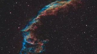 Звёздный взрыв на расстоянии 2400 световых лет от Земли: «Роскосмос» показал фото западной части туманности Вуаль