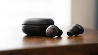 Появились первые фотографии Samsung Galaxy Buds 2