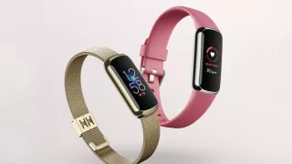 Премиальным фитнес-трекер Fitbit Luxe использует устаревший USB-A