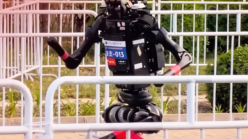 Робот Unitree H1 «побил человеческий мировой рекорд в забеге на 1500 метров» во время полумарафона