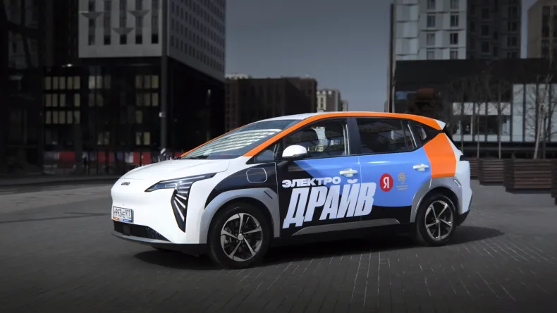 Отечественные электромобили Umo 5 с «Алисой» появились в каршеринге «Яндекс Драйв»