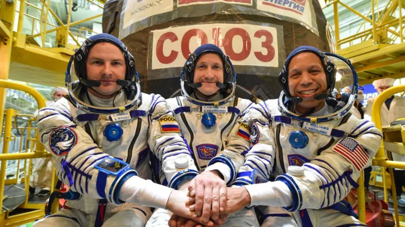 На Байконуре провели первую «примерку» корабля «Союз МС-28»