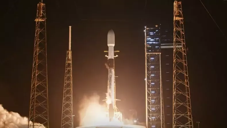 SpaceX открывает 2025 год: успешный запуск Falcon 9 с революционным спутником связи