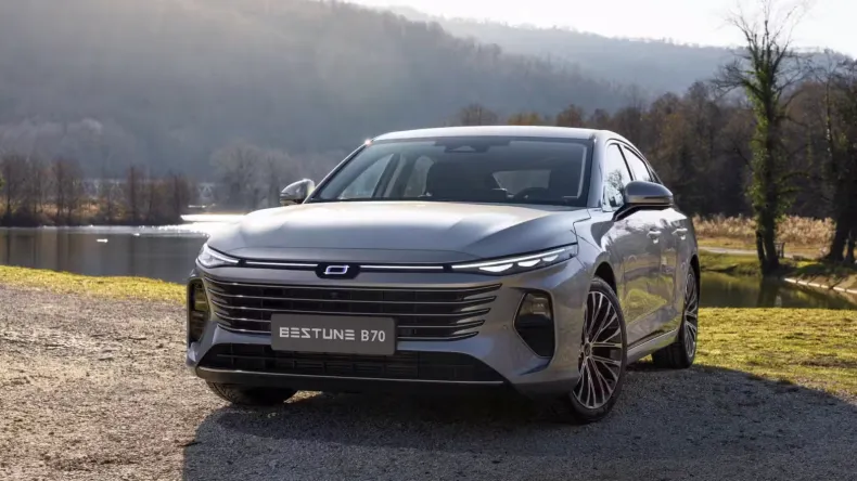 В Китае водитель Bestune B70 пять часов не мог остановить свой автомобиль