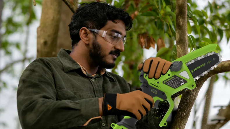 Greenworks представила компактную аккумуляторную мини-пилу CS2410A