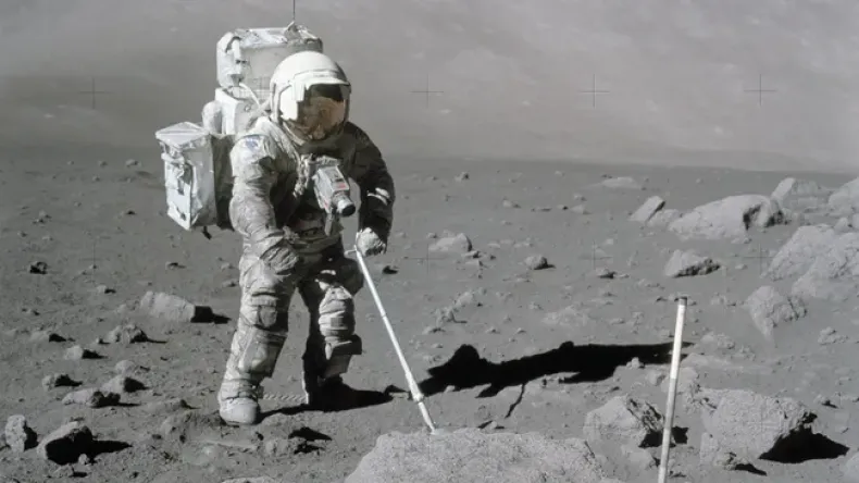Лунный камень с «Аполлона-17» может переписать историю Солнечной системы
