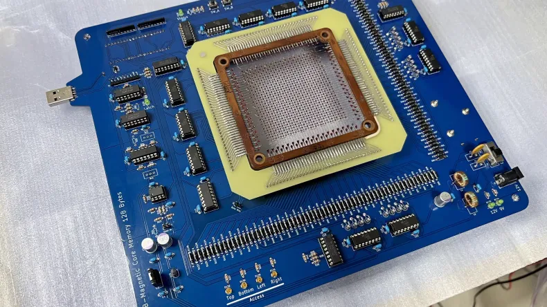 Энтузиаст создал USB-накопитель на основе памяти на магнитных сердечниках