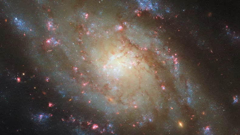 Hubble запечатлел захватывающий портрет галактики NGC 5042