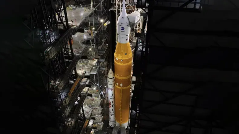 Ракету SLS и корабль Orion вернули в сборочный цех для устранения проблем