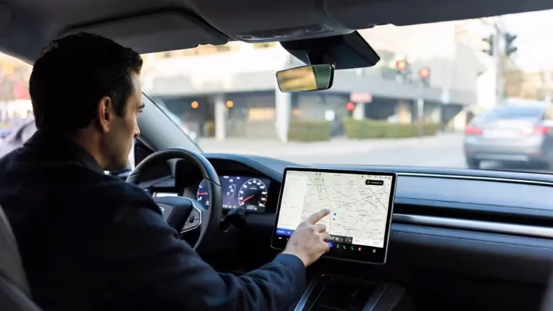 Сенсорные экраны в автомобилях значительно отвлекают водителей, показало исследование