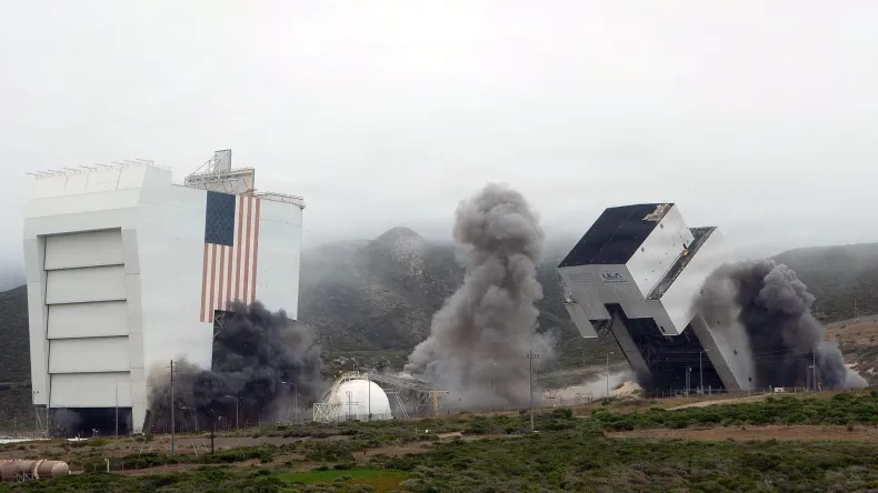 США снесли башни бывшего космодрома шаттлов, открывая его для ракет Falcon 9 и Falcon Heavy