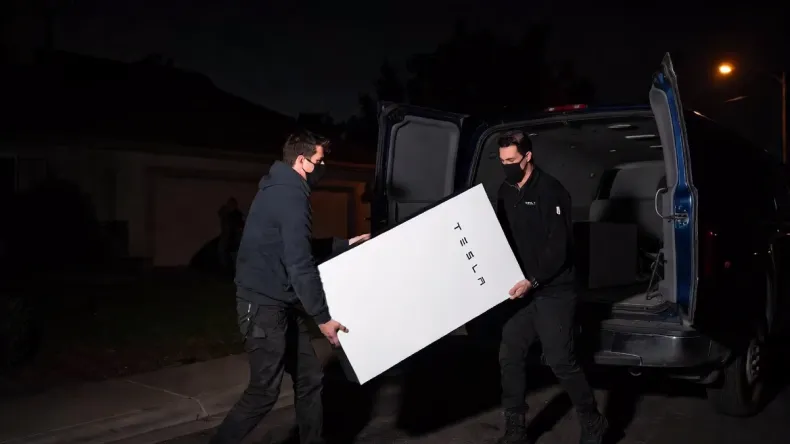 У Tesla крадут целые грузовики с аккумуляторами на миллионы долларов: раскрыта преступная схема