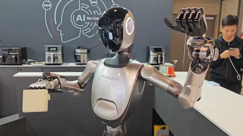 Ant Group представила гуманоидного робота R1 с ИИ-мозгом для бытовых задач