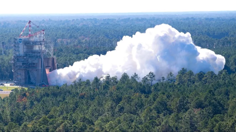 NASA  начинает испытания нового двигателя RS-25 для миссий на Луну