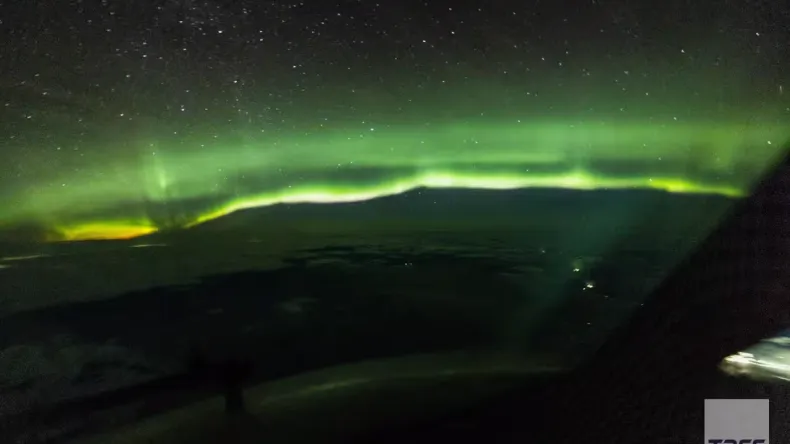 Метеорный поток Геминиды и северное сияние засняли с высоты 10 километров
