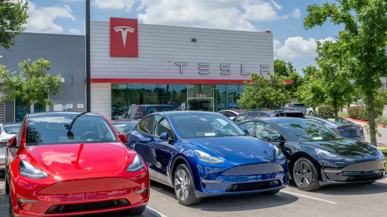 Самыми опасными электромобилями были признаны Tesla