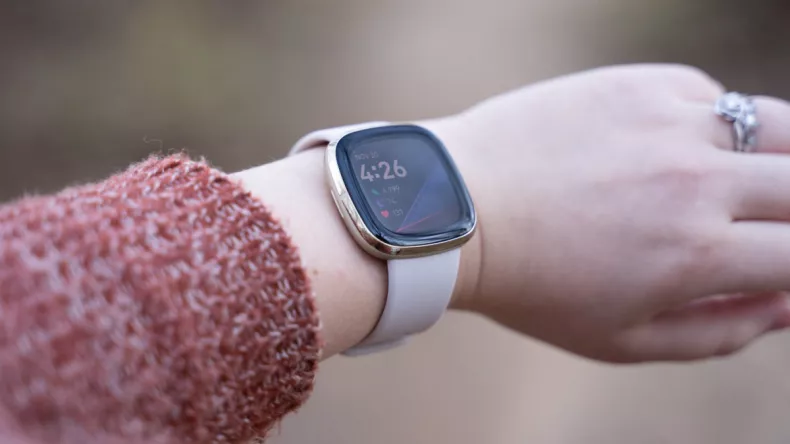 В первых партиях Fitbit Sense обнаружена проблема затрагивающая важные датчики