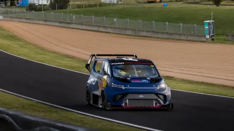 Ford Transit установил рекорд Нюрбургринга, обогнав Corvette и Mustang