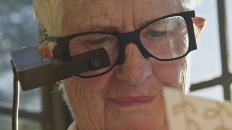 Ученые вернули зрение слепым с помощью беспроводного импланта сетчатки