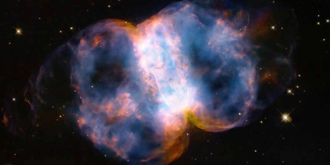Hubble отмечает 34-ю годовщину захватывающим видом на туманность Маленькая Гантель