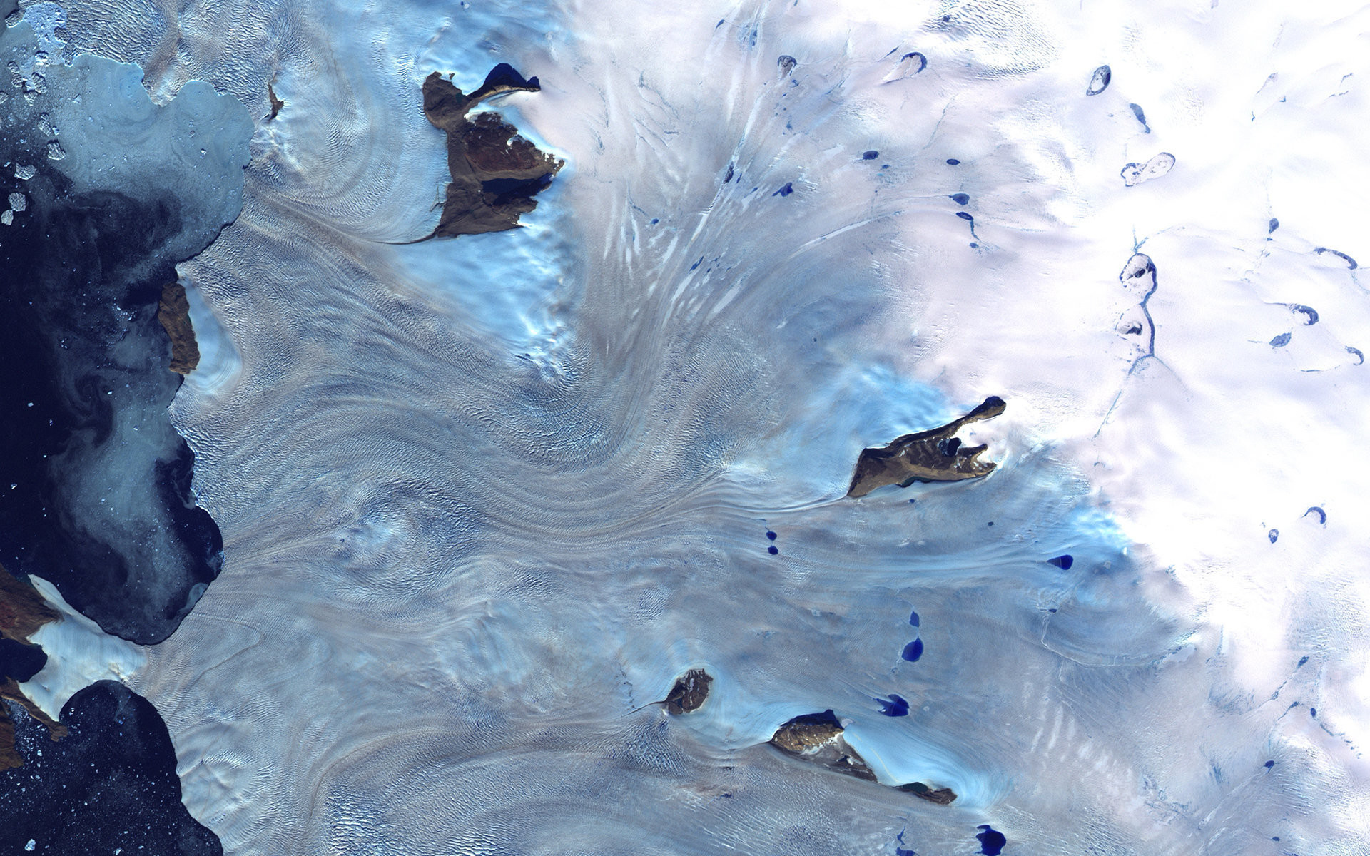 Западное побережье Гренландии. На фотографии — ледники в районе моря Баффина.