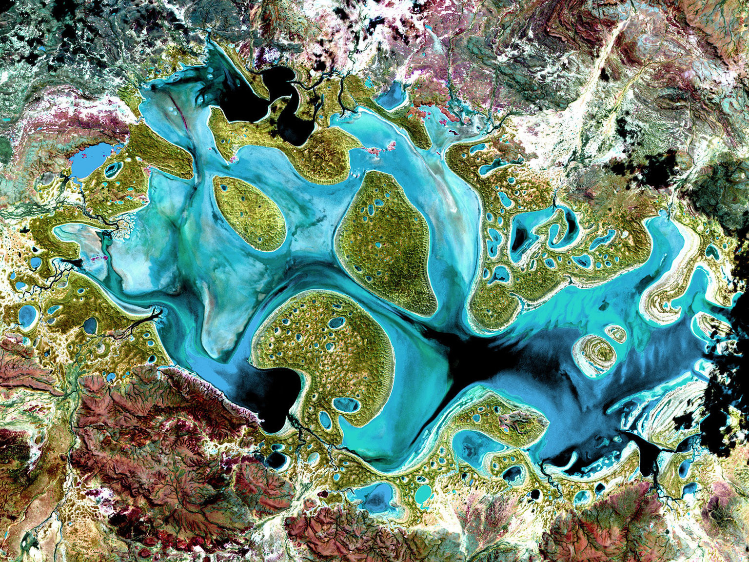 Озеро Карнеги в Австралии. Оно наполняется водой только в периоды значительных осадков. В сухие периоды от него остается лишь грязное болото. Фотография 1999 года.