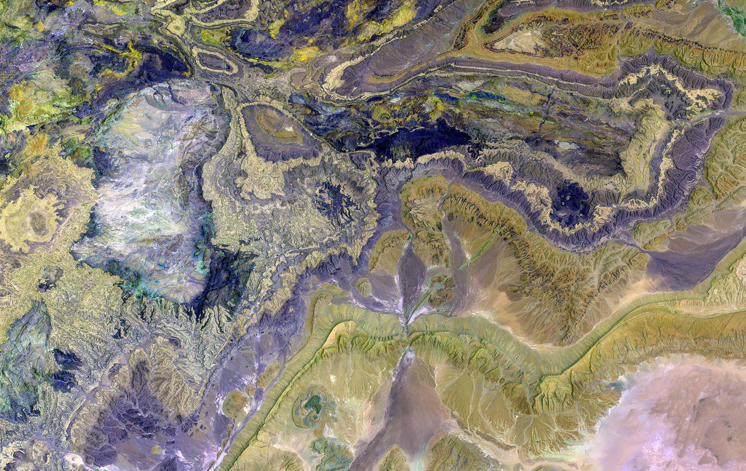 Горный хребет Антиатласа, юго-западная часть горной системы Атлас в южной части Марокко, Африка. Измененные цвета показывают разнообразие минеральных ресурсов Антиатласа.