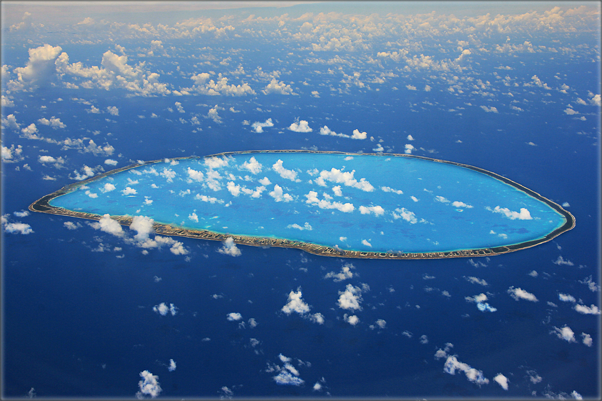 Кольцевой остров. Коралловый остров Туамоту. Архипелаг Туамоту острова россиян. Остров в архипелаге Туамоту Беллинсгаузен. Атолл в тихом океане.