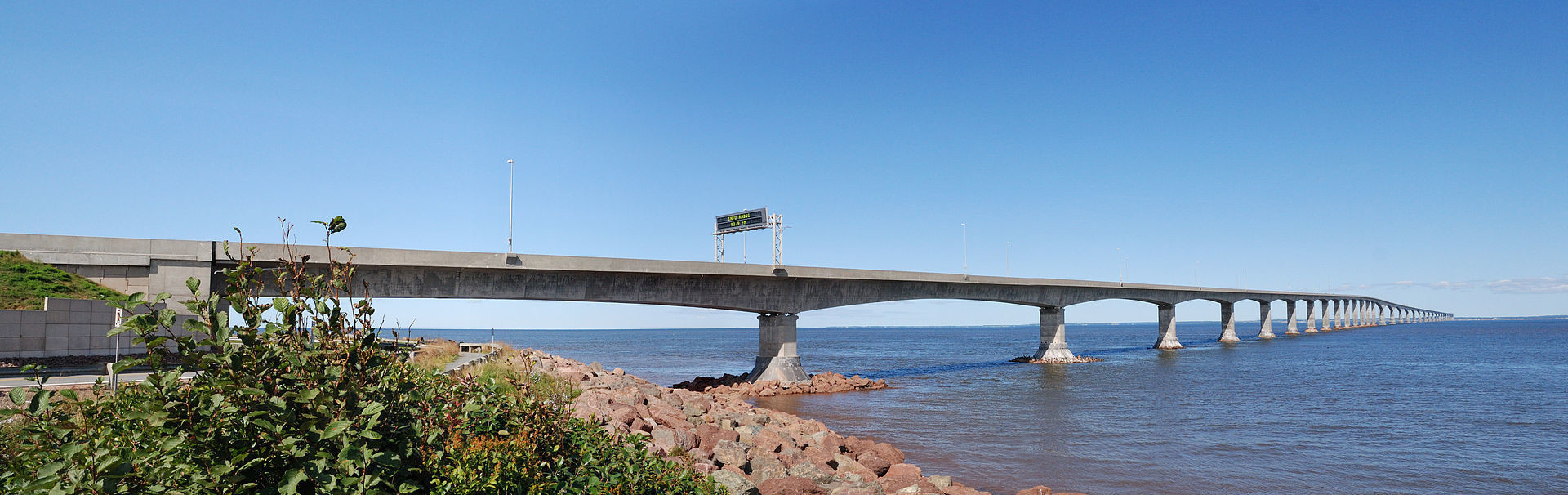 Bridge b. Остров принца Эдуарда мост. Мост соединяет Нью-Брансуик с островом принца Эдуарда в Канаде.. Трансканадское шоссе остров принца Эдуарда. Мост Конфедерации в Канаде.