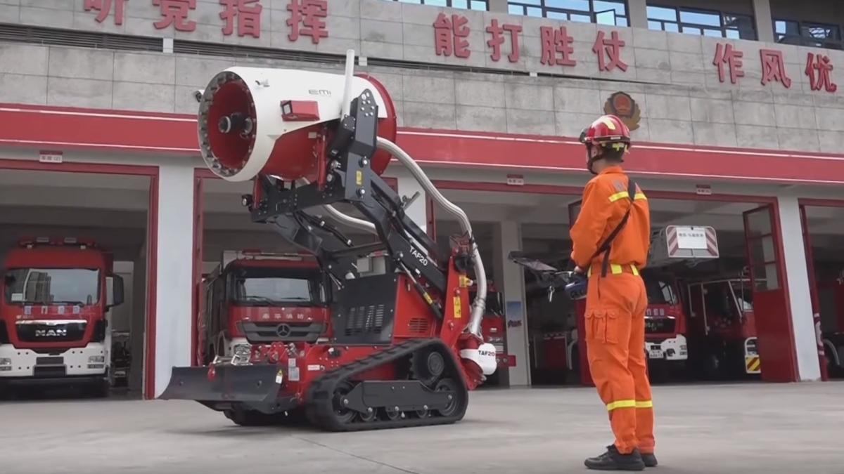 Робот-пожарный вышел на службу в Китае