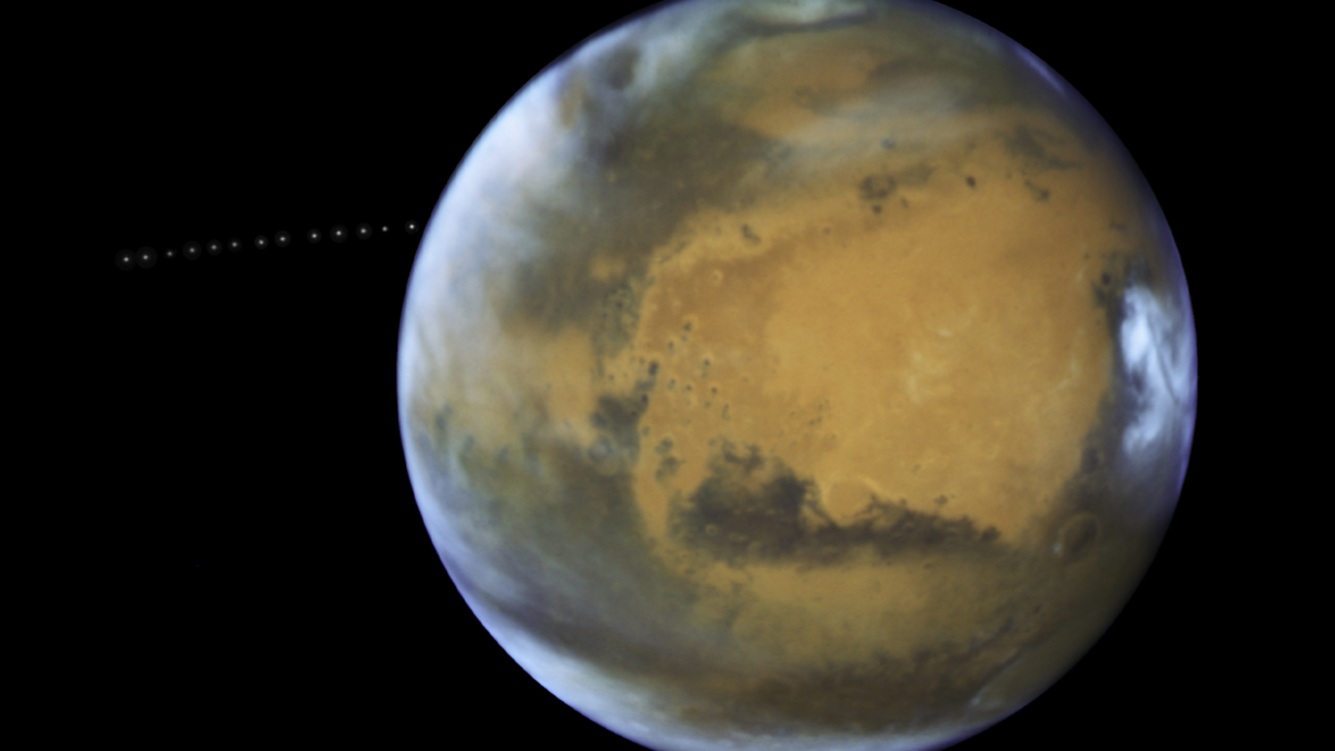 NASA показало видео с крохотной луной Марса