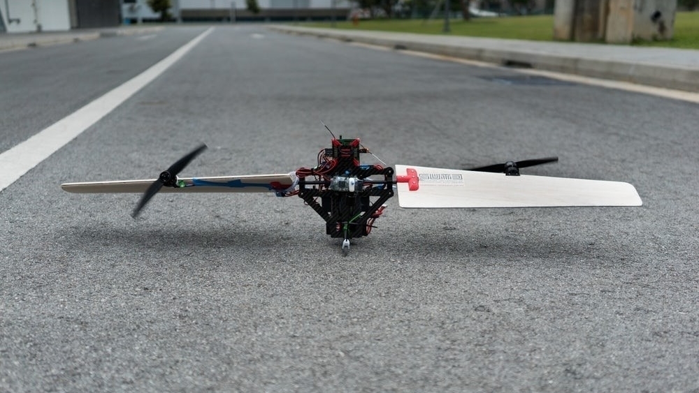 Двукрылый дрон с вертикальным взлетом умеет планировать как самолет 